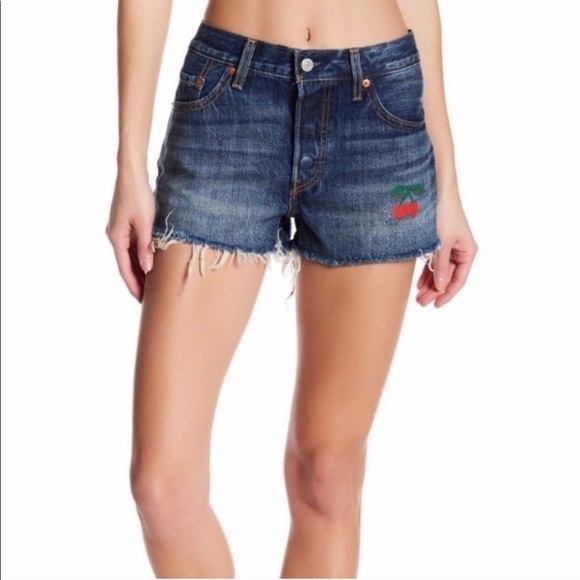 Levi’s High Rise Cherry Patch 501 Shorts Size 29 - Picture 2 of 7